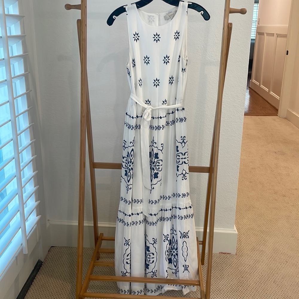 LOFT. Size XS. Elastic waist with belt tie, button keyhole back